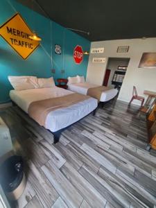 Postel nebo postele na pokoji v ubytování Desert Hills Motel