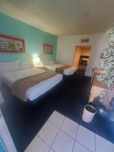 Postel nebo postele na pokoji v ubytování Desert Hills Motel