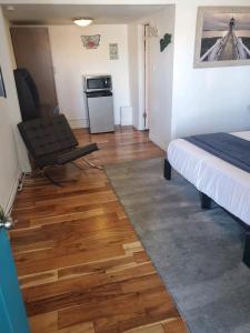 Kuchyň nebo kuchyňský kout v ubytování Desert Hills Motel