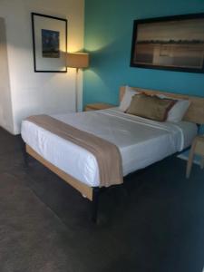 Postel nebo postele na pokoji v ubytování Desert Hills Motel