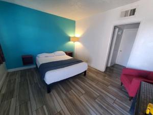 Postel nebo postele na pokoji v ubytování Desert Hills Motel