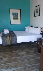Postel nebo postele na pokoji v ubytování Desert Hills Motel