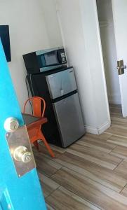 Kuchyň nebo kuchyňský kout v ubytování Desert Hills Motel