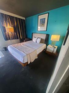 Postel nebo postele na pokoji v ubytování Desert Hills Motel