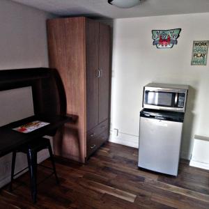 Kuchyň nebo kuchyňský kout v ubytování Desert Hills Motel