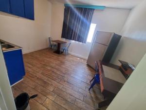 Kuchyň nebo kuchyňský kout v ubytování Desert Hills Motel