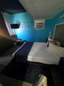 Postel nebo postele na pokoji v ubytování Desert Hills Motel