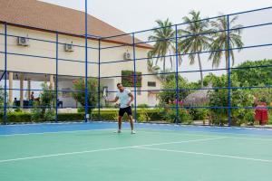 Tenis a/nebo squash v ubytování Reethi Faru Resort - Stay 5 Nights or more Between Aug-Sept 2025 & Enjoy a Free Sunset Cruise nebo okolí