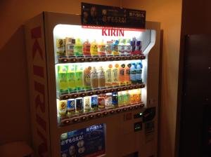 una nevera llena de diferentes tipos de bebidas en Hotel Crown Hills Kokura, en Kitakyushu