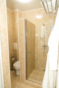 La salle de bains est pourvue d'une douche et de toilettes. dans l'établissement Mirage Hotel, à Kyzylorda