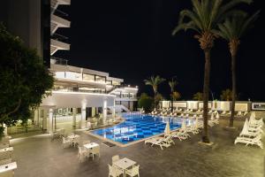 Bazén v ubytování Kaila Beach Hotel - All Inclusive nebo v jeho okolí
