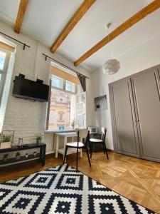 un soggiorno con tavolo e finestra di Dreaming Apartments a Lviv