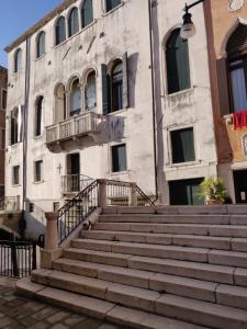 ein Gebäude mit einer Treppe vor einem Gebäude in der Unterkunft Casanova Relais in Venedig