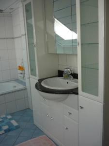 y baño con lavabo y espejo. en Ferienwohnung am Ludwigstein, en Spiegelau