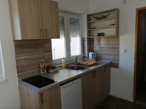 Kuchyň nebo kuchyňský kout v ubytování Apartmani & SPA Matin Breg
