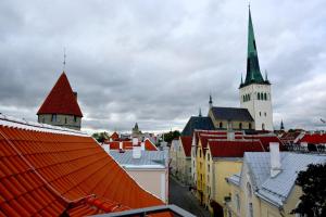 Blick auf eine Stadt mit Gebäuden und einer Kirche in der Unterkunft Tallinn Apartments K8 Free parking in Tallinn