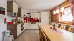 Η κουζίνα ή μικρή κουζίνα στο Ferienhaus Stubai +27 φωτογραφίες