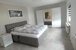 ein Schlafzimmer mit einem Bett in einem Zimmer in der Unterkunft Ferienwohnung Römerweinhof in Neumagen-Dhron