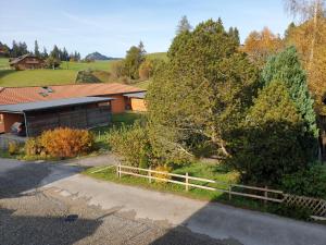 une maison avec une clôture devant elle dans l'établissement Gantrisch Lodge, à Rüschegg