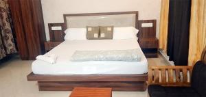 Una cama o camas en una habitación de Vythiri Stream View
