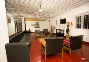 un salon avec un canapé, des fauteuils et une table dans l'établissement Moonlight Munnar Forest Bungalow with Private Waterfalls by VOYE HOMES, à Kanthalloor