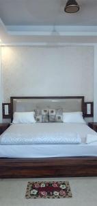 Una cama o camas en una habitación de Vythiri Stream View