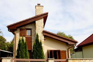 杜瑙保陶伊VILLA BARRACA的一座房子上面有石烟 ⁇