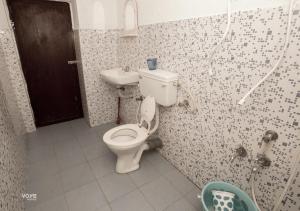 une salle de bains avec toilettes et lavabo dans l'établissement Moonlight Munnar Forest Bungalow with Private Waterfalls by VOYE HOMES, à Kanthalloor 35 autres photos