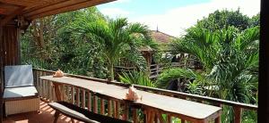 TARA LODGE Haven of peace的阳台或露台