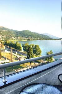 einen Balkon mit Seeblick in der Unterkunft Fibos Studios in Ohrid