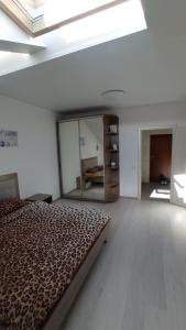 een witte kamer met een bed en een spiegel bij Apartament Buk in Rivne