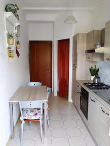 a kitchen with a table and chairs in a room at A casa di Leda in Sarzana