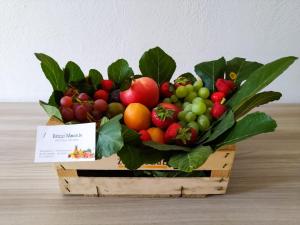 a wooden box filled with a bunch of fruit at A casa di Leda in Sarzana