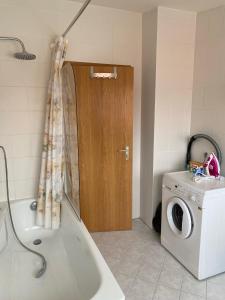 Phòng tắm tại Sonnige Wohnung im Herzen von Marbach