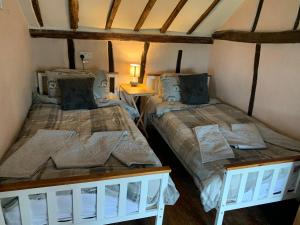 - une chambre avec 2 lits dans l'établissement Myrtle cottage, à Dickleburgh
