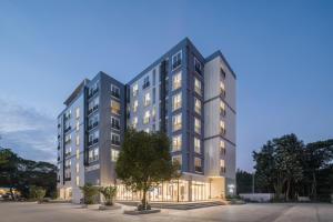 南邦Tree Tara hotel的一座高耸灰色建筑的效果图