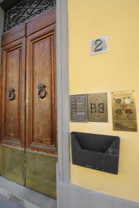 un edificio con un teléfono público junto a una puerta en B&B Porta San Frediano, en Florencia