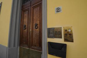 una puerta a un edificio con un teléfono público al lado en B&B Porta San Frediano, en Florencia