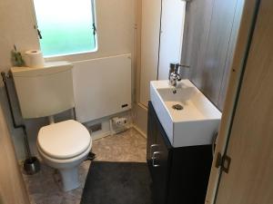 een kleine badkamer met een toilet en een wastafel bij Evenrust, gelegen nabij het Pieterpad in Coevorden