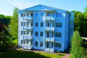 een blauw gebouw met witte balkons bij Residenz Seeblick 3 Balkon mit Zugang zum Garten in Ostseebad Sellin