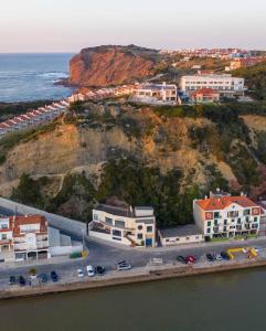 uma vista aérea de uma cidade junto ao oceano em Casa S & S em São Martinho do Porto