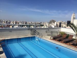 聖保羅的住宿－Rover 98 Centro，建筑物屋顶上的游泳池