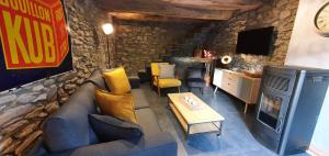 Ruang duduk di O Près de la Lienne, maison de campagne de charme, accord parfait entre confort et authenticité