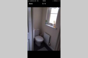 A bathroom at Kingseat 3 Bed Home With Fast Fibre WiFi &Parking