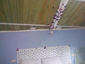 1 dormitorio con 1 cama con estrellas rosas en el techo en Casitapados, en Torres