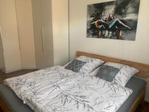 uma cama num quarto com uma fotografia na parede em Große moderne Ferienwohnung, zentrale ruhige Lage em Kassel