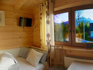 een kleine kamer met een bed en een raam bij Willa Pod Słońcem in Zakopane