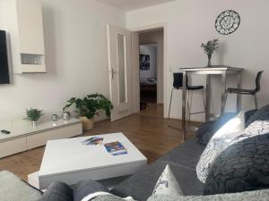 uma sala de estar com um sofá e uma mesa em Große moderne Ferienwohnung, zentrale ruhige Lage em Kassel