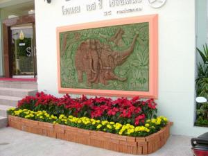 a display of flowers in front of a building at โรงแรมเอสซีเรสซิเดนซ์ มุกดาหาร in Mukdahan