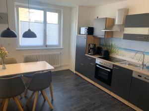 a kitchen with a table and a counter top at Große moderne Ferienwohnung, zentrale ruhige Lage in Kassel